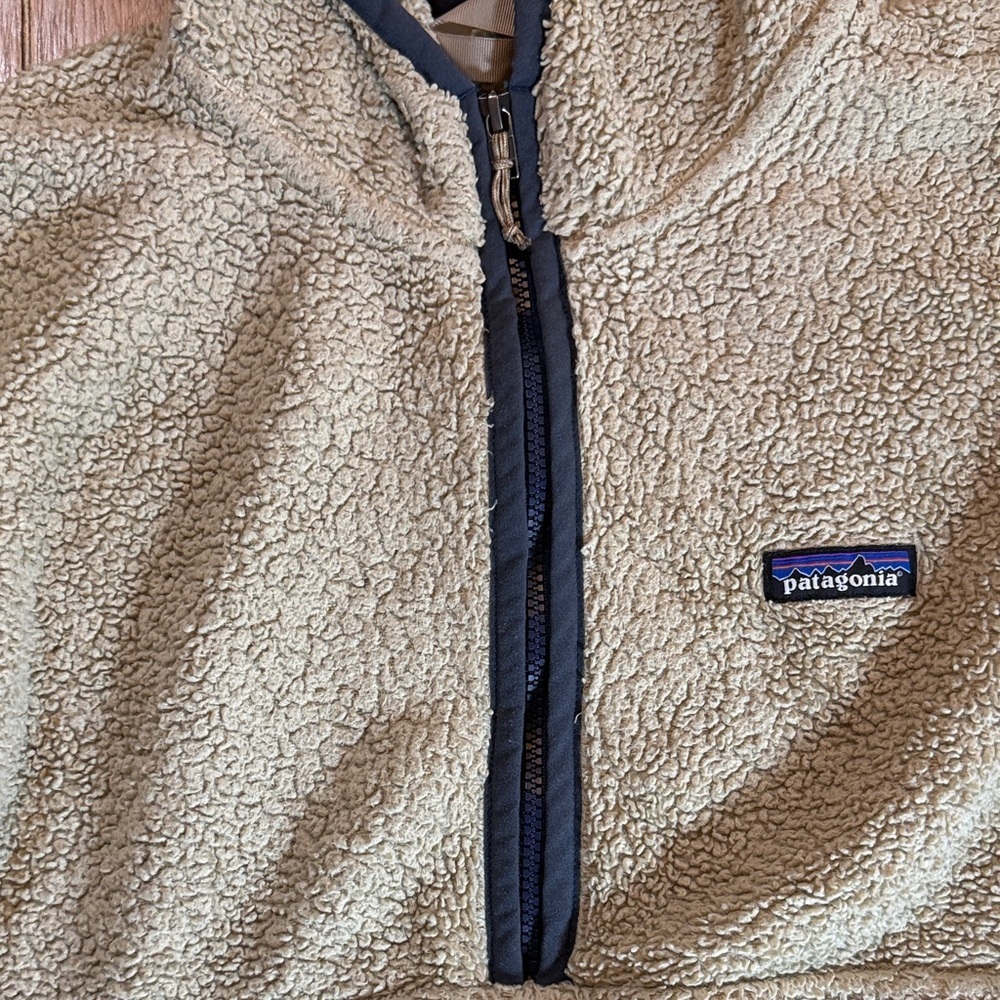 Patagonia Women’s Size M Beige Teddy Jacket with Hood - Picture 3 of 10